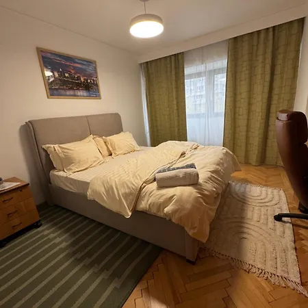 Decebal Overlooking The Boulevard Apartment *
