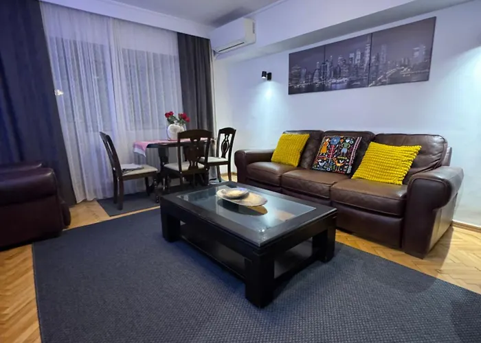 Decebal Overlooking The Boulevard * Бухарест