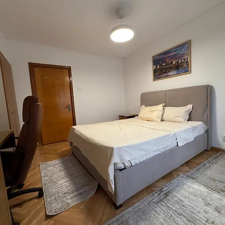 Decebal Overlooking The Boulevard * بوخارست